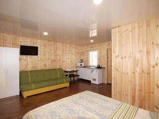 Курортные отели База отдыха Колибри Кирилловка Двухместный номер с 1 кроватью и собственной ванной комнатой-1